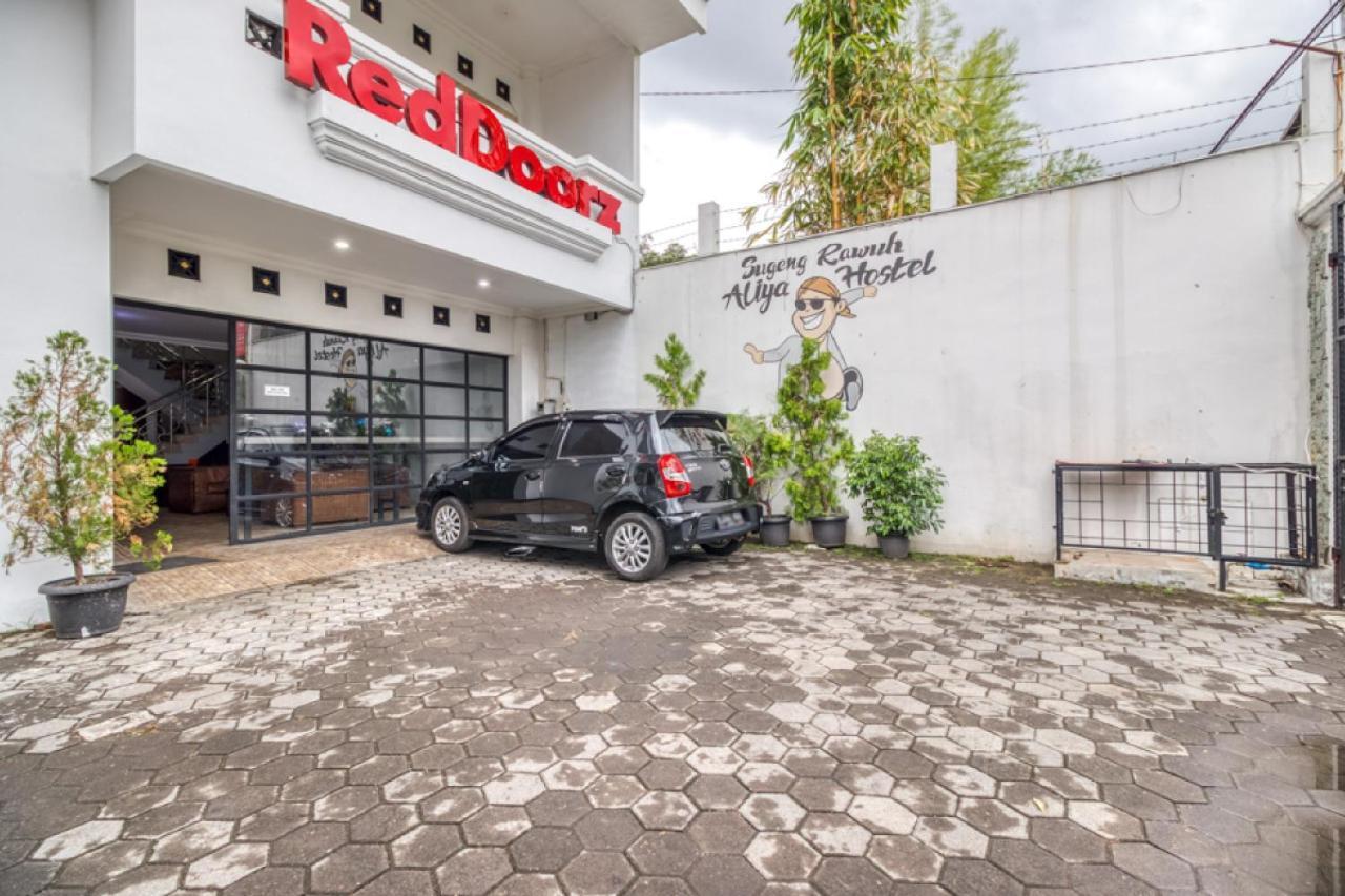 RedDoorz Hostel near Stadion Mandala Krida Yogya Jogjakarta Buitenkant foto