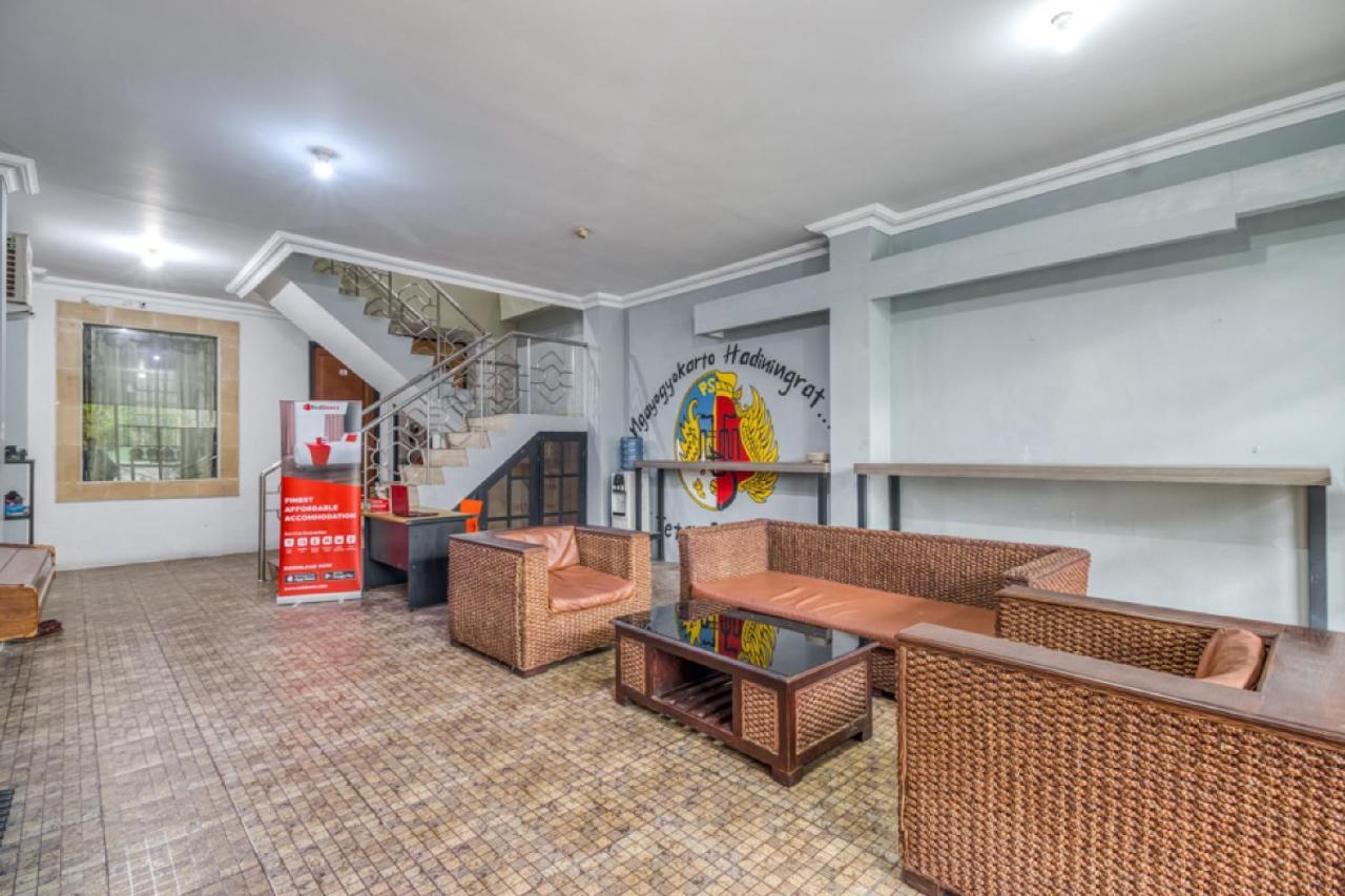 RedDoorz Hostel near Stadion Mandala Krida Yogya Jogjakarta Buitenkant foto