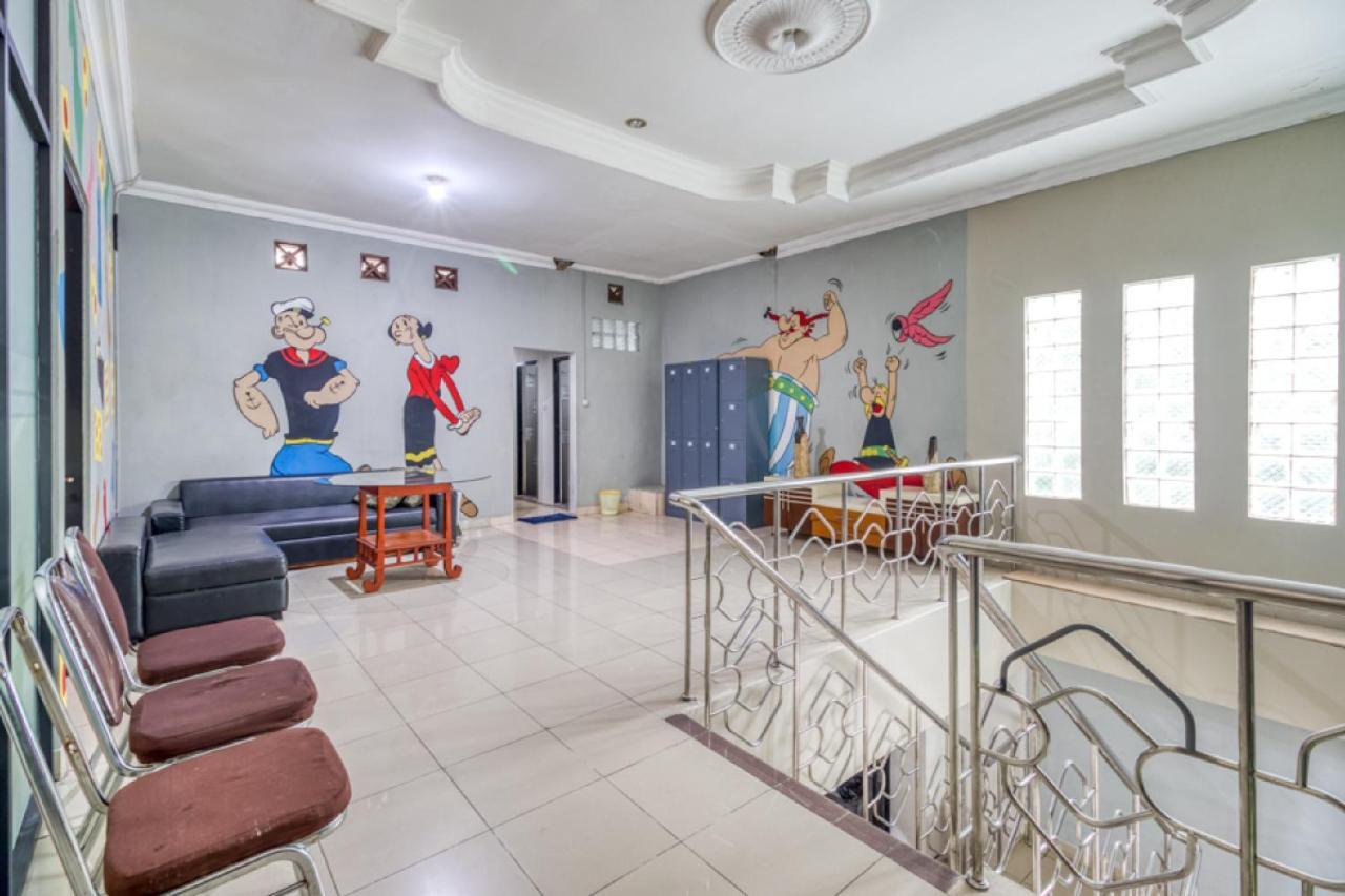 RedDoorz Hostel near Stadion Mandala Krida Yogya Jogjakarta Buitenkant foto