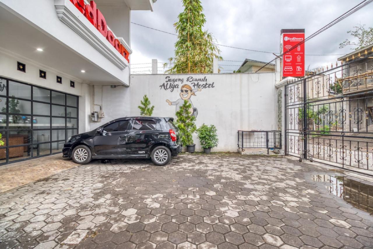 RedDoorz Hostel near Stadion Mandala Krida Yogya Jogjakarta Buitenkant foto