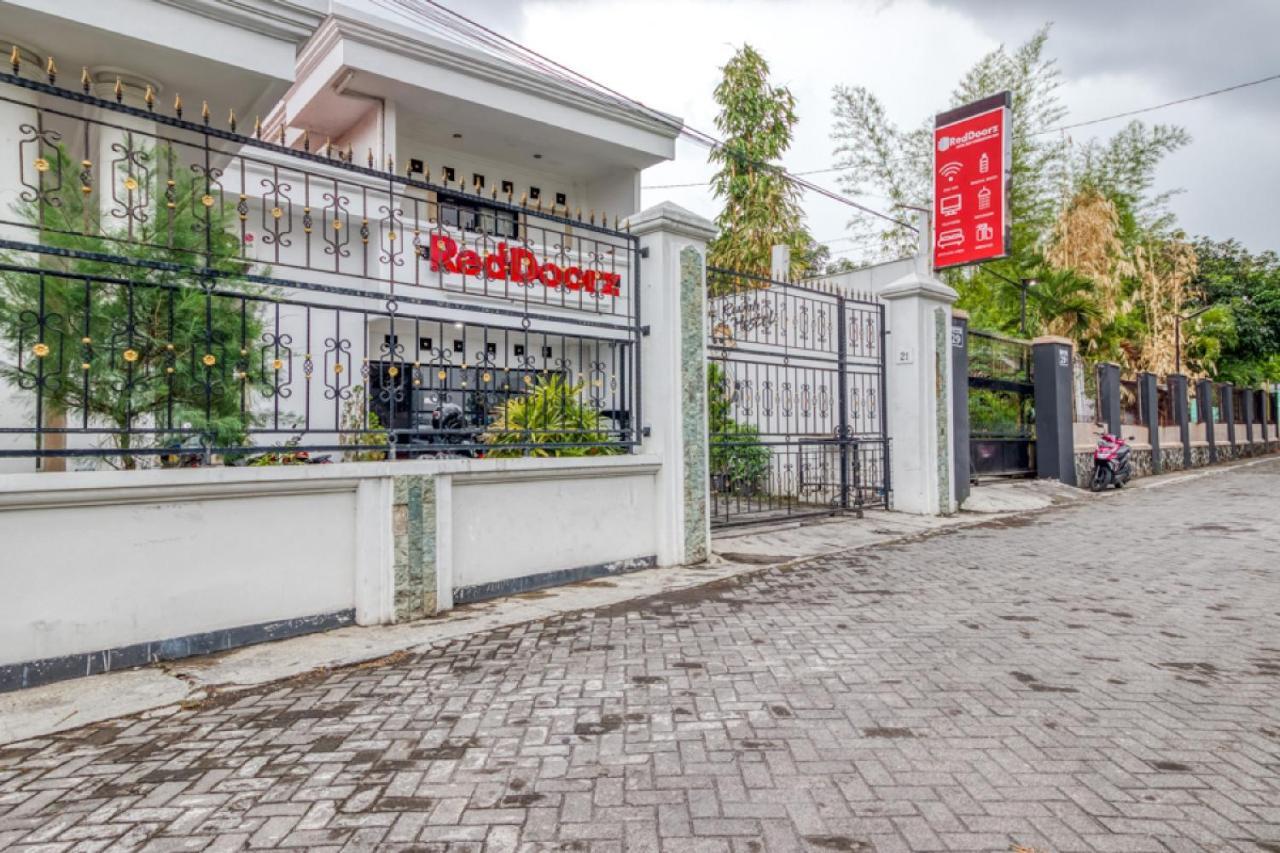 RedDoorz Hostel near Stadion Mandala Krida Yogya Jogjakarta Buitenkant foto
