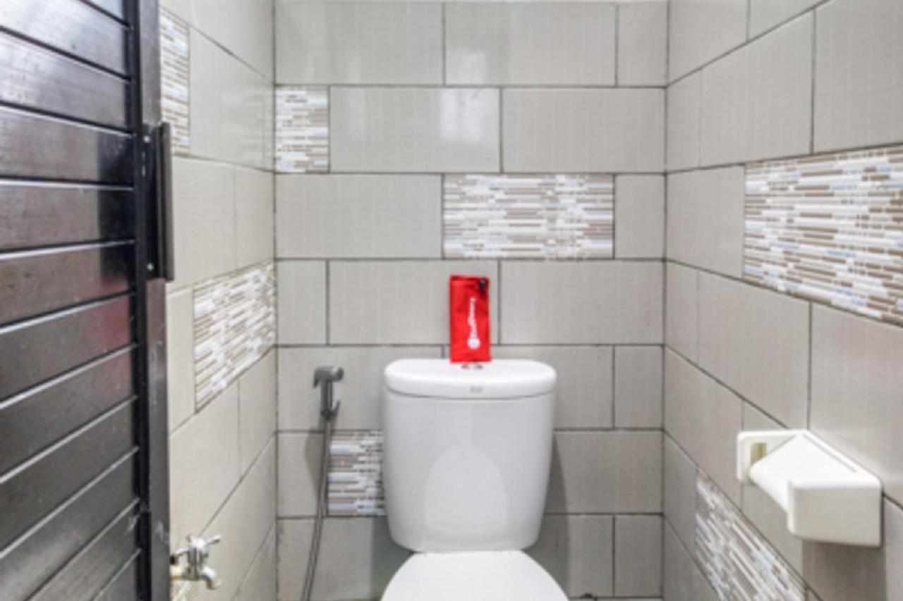 RedDoorz Hostel near Stadion Mandala Krida Yogya Jogjakarta Buitenkant foto