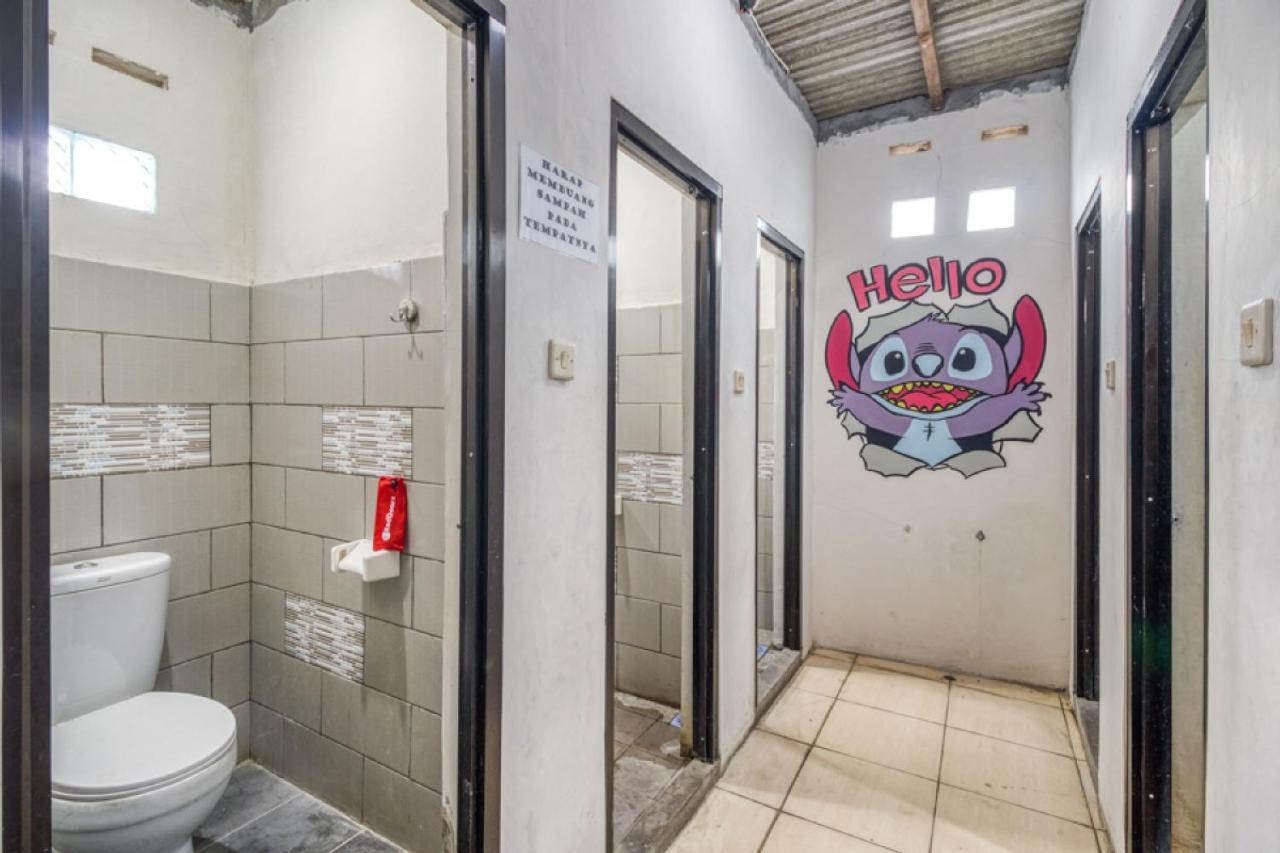 RedDoorz Hostel near Stadion Mandala Krida Yogya Jogjakarta Buitenkant foto
