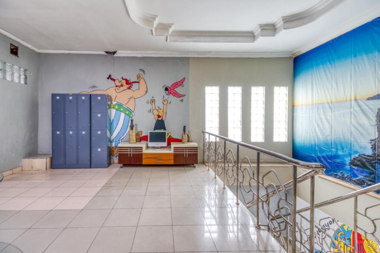 RedDoorz Hostel near Stadion Mandala Krida Yogya Jogjakarta Buitenkant foto